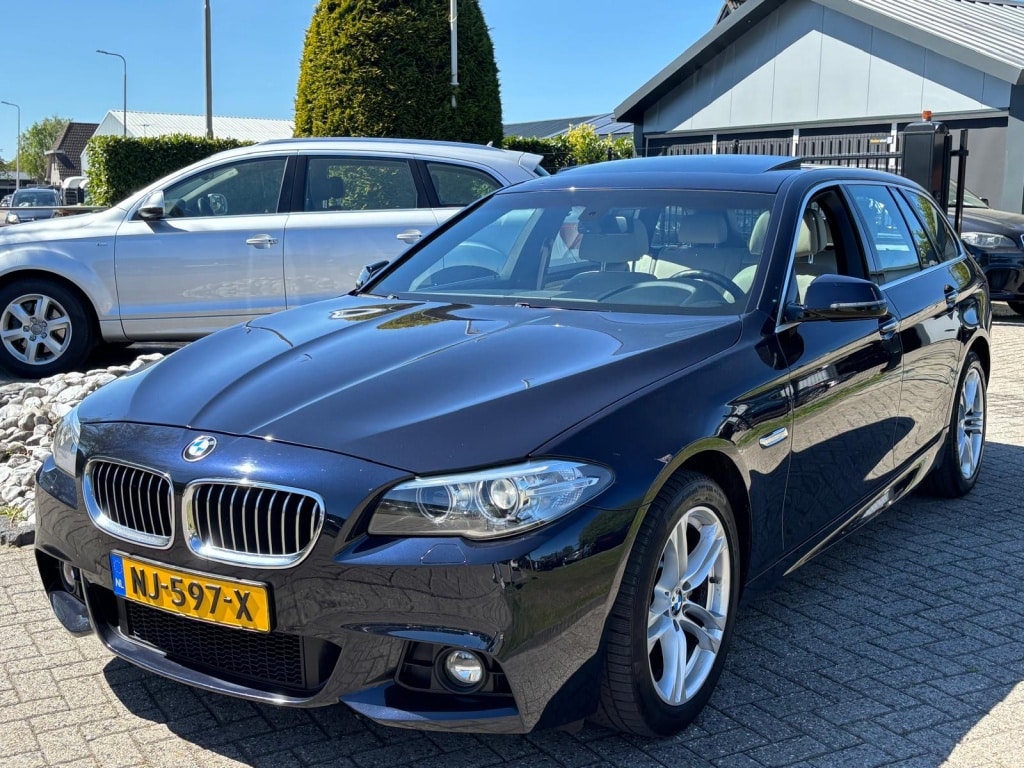 BMW 5-Serie Touring 520i Sport M-Pakket 2017 Pano Dealerauto Trekhaak