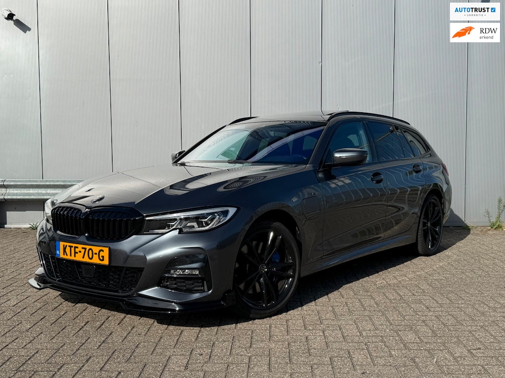 BMW 3-Serie Touring 330e xDrive High Executive | Panoramadak | M-Pakket | Elektrische voorstoelen | Head-up Display | BOMVOL!