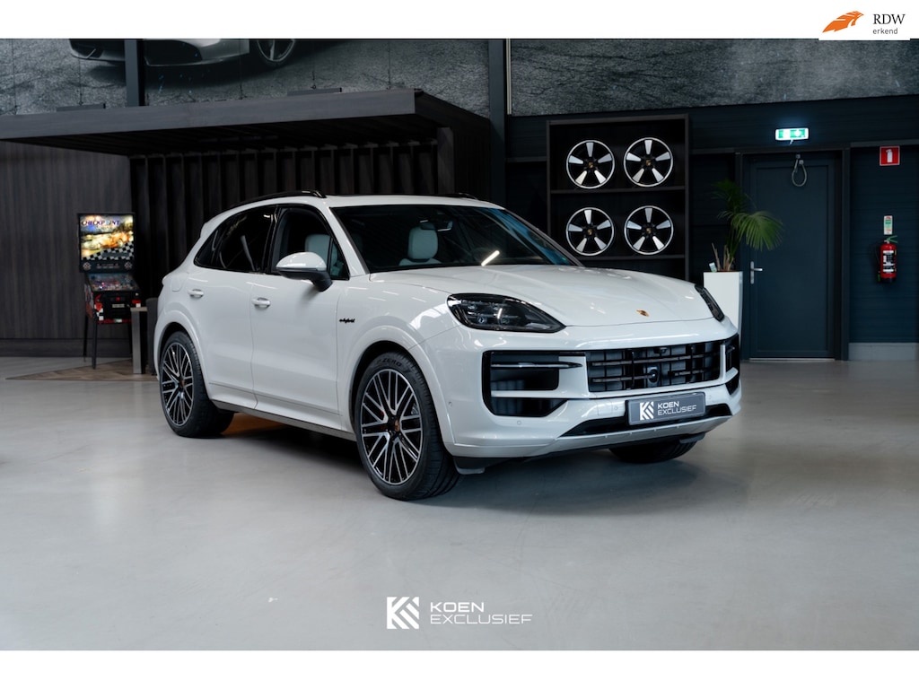Porsche Cayenne S E-HYBRID (2025, BTW) Sport Design, 4w-sturing, massage, 22 inch, INNO Drive