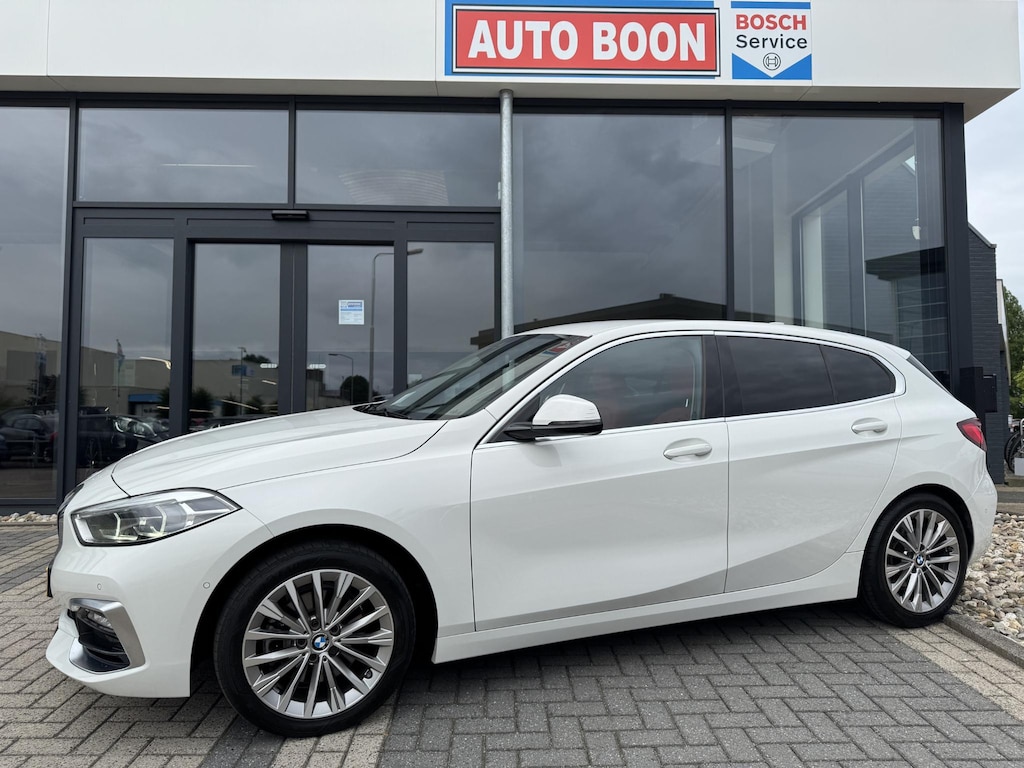 BMW 1-Serie 118i 136PK 'F1'EDITION : REDBULL-VOL LEER/LED/ APPCARPLAY/NAVI/P-CAM/CLIMA/STOEL-STUUR VERW./2XPDC/HIFI/NL AUTO/KM = NAP
