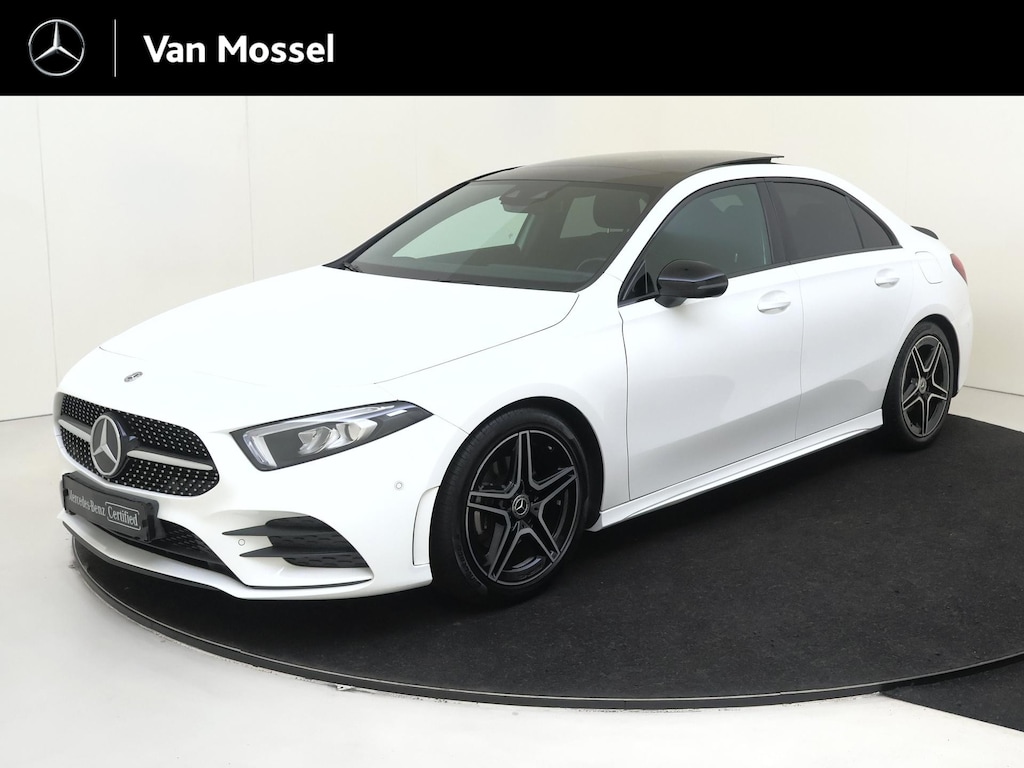 Mercedes-Benz A-klasse 180 Business Solution AMG Panoramadak / Nightpakket / Parkeercamera / Stoelverwarming /