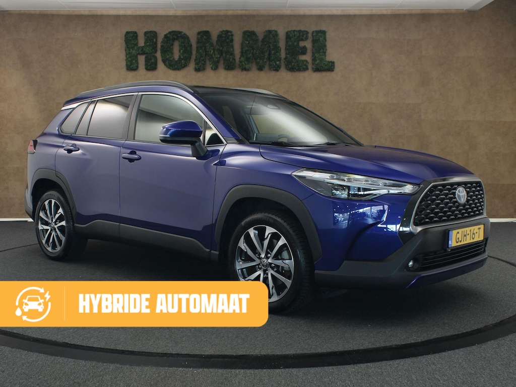 Toyota Corolla Cross 2.0 High Power Hybrid First Edition - CAMERA - LENDENSTEUN BESTUURDERSSTOEL - 18 INCH LICHT METALEN VELGEN - PANORAMADAK - 4 SEIZOENENBANDEN - PARKEERSENSOREN VOOR/ ACHTER - NAVIGATIE - CLIMATE CONTROL - VOORSTOELEN VERWARMD - STUUR VERWARMD - ELEKTRISCHE ACHTERKLEP