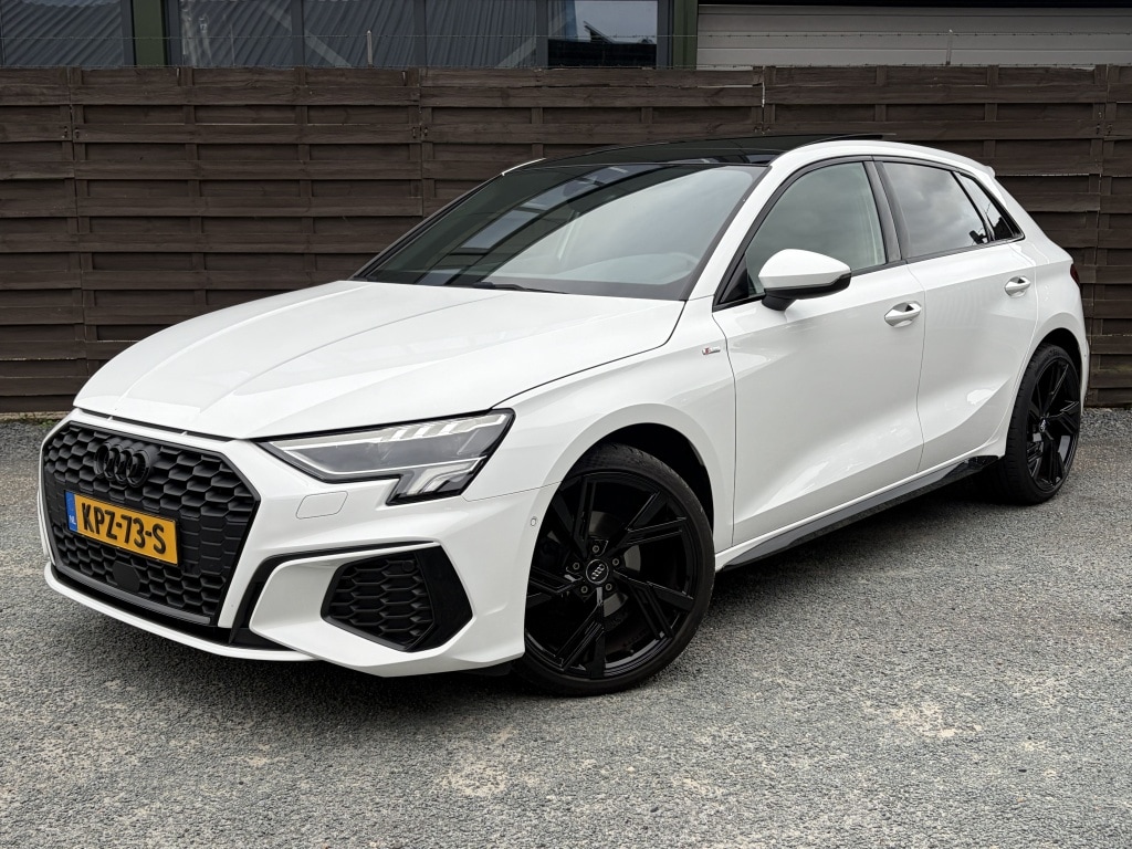 Audi A3 Sportback 30 TFSI S edition / PANO / NAVI / CARPLAY / CAMERA / SLINE