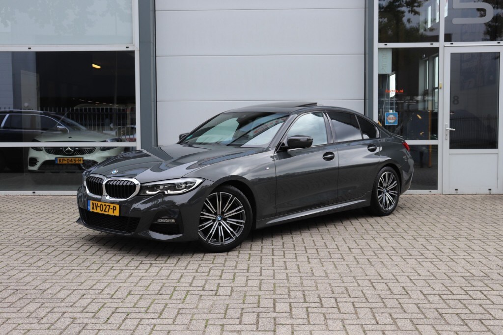 BMW 3-Serie 320I HIGH EXE. ED./M-SPORT/1E EIG./SCHUIFDAK/H.K.AUDIO/LEER/ORIG.NL/18INCH