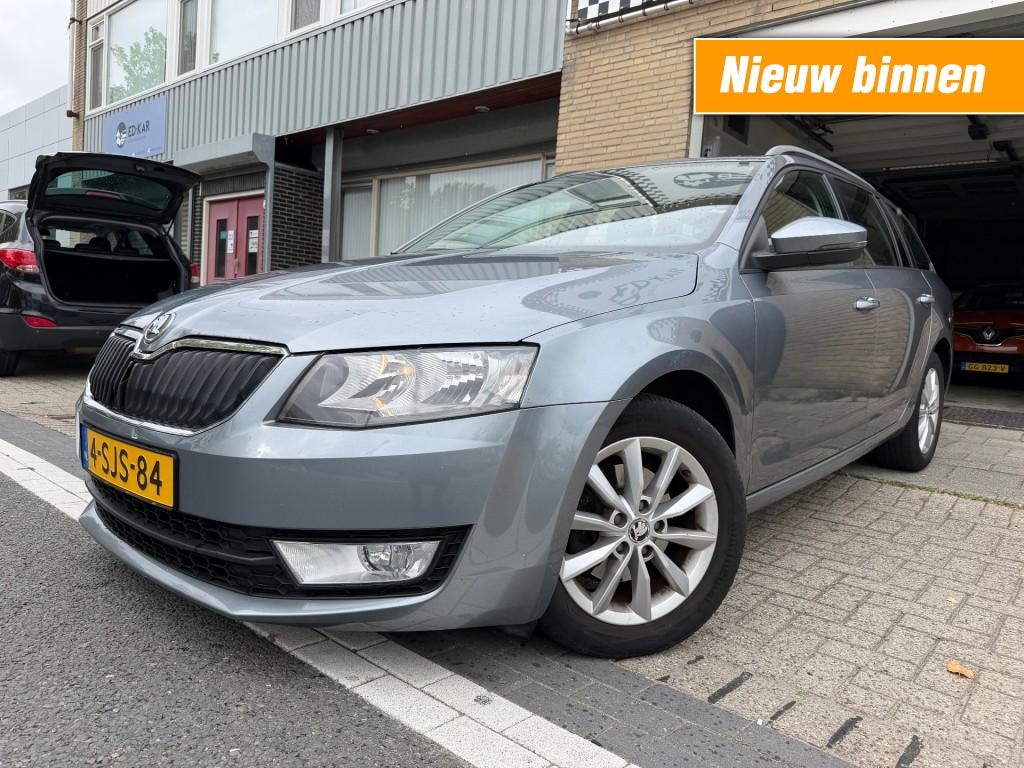 Skoda Octavia 261.2 TSI GRT AMB. BNS CLIMA NAVI TREKHAAK PDC APK 10-2026