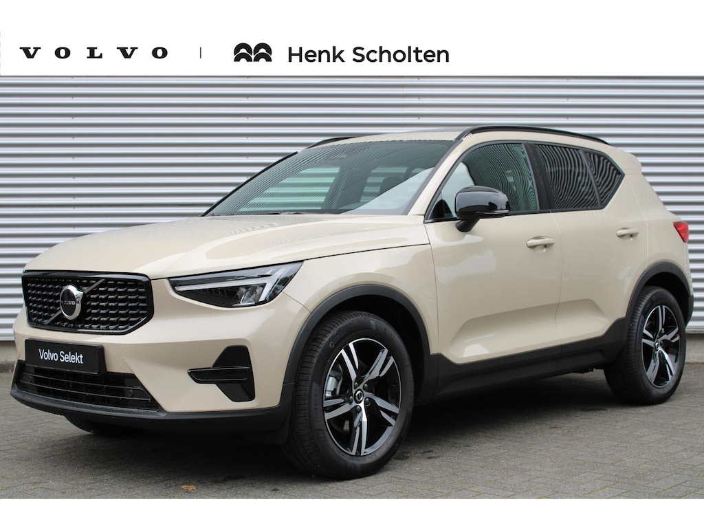 Volvo XC40 B4 Plus Dark | Panoramadak | Trekhaak | Verwarmbare voorstoelen, stuurwiel en voorruit | Premium audio by Harman Kardon | Apple carplay/Anrdoid auto | Adaptieve cruise control
