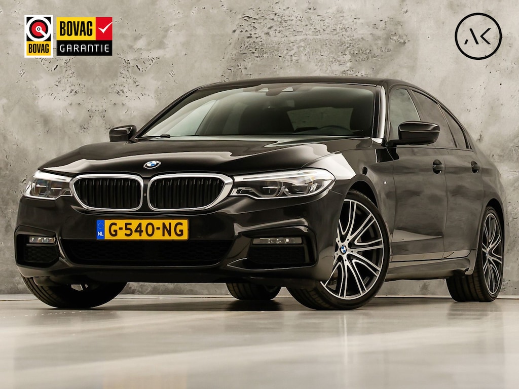 BMW 5-Serie 520i M Sport High Executive 184Pk Automaat (GROOT NAVI, M PAKKET, 360 CAMERA, MEMORY SEATS, HARMAN/KARDON, STUUR/STOELVERWARMING, LUXE LEDER, HEAD-UP DISPLAY, GETINT GLAS, NIEUWSTAAT)