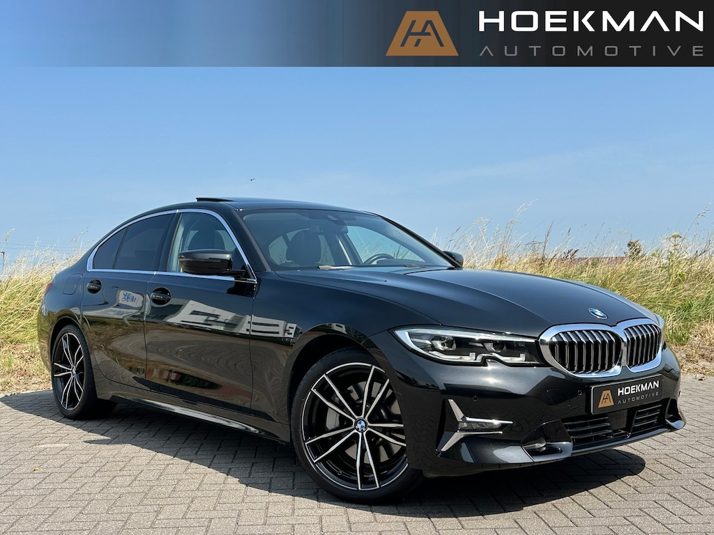 BMW 3-Serie 330i High Executive Automaat | Panoramadak, ACC, Leer, Trekhaak, Apple CarPlay, Stoelverw.- stuurverw., PDC, LED, 19"