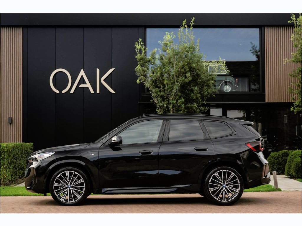 BMW iX1 xDrive30 | M-Sport | Live Cockpit | Panorama | Alcantara/Leder | Memory | Head-Up | ACC | H&K | 20"LM | Saphire Zwart