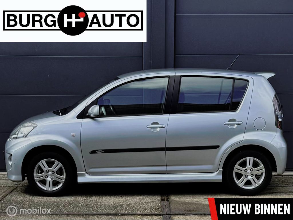 Daihatsu Sirion 2 1.3-16V Comfort - APK TM 16-09-2027 - AIRCO - EL. RAMEN + SPIEGELS - ACHTERSPOILER - SIDESKIRTS - LM VELGEN - STUURBEKRACHTIGING - CPV - NAP - NL AUTO -