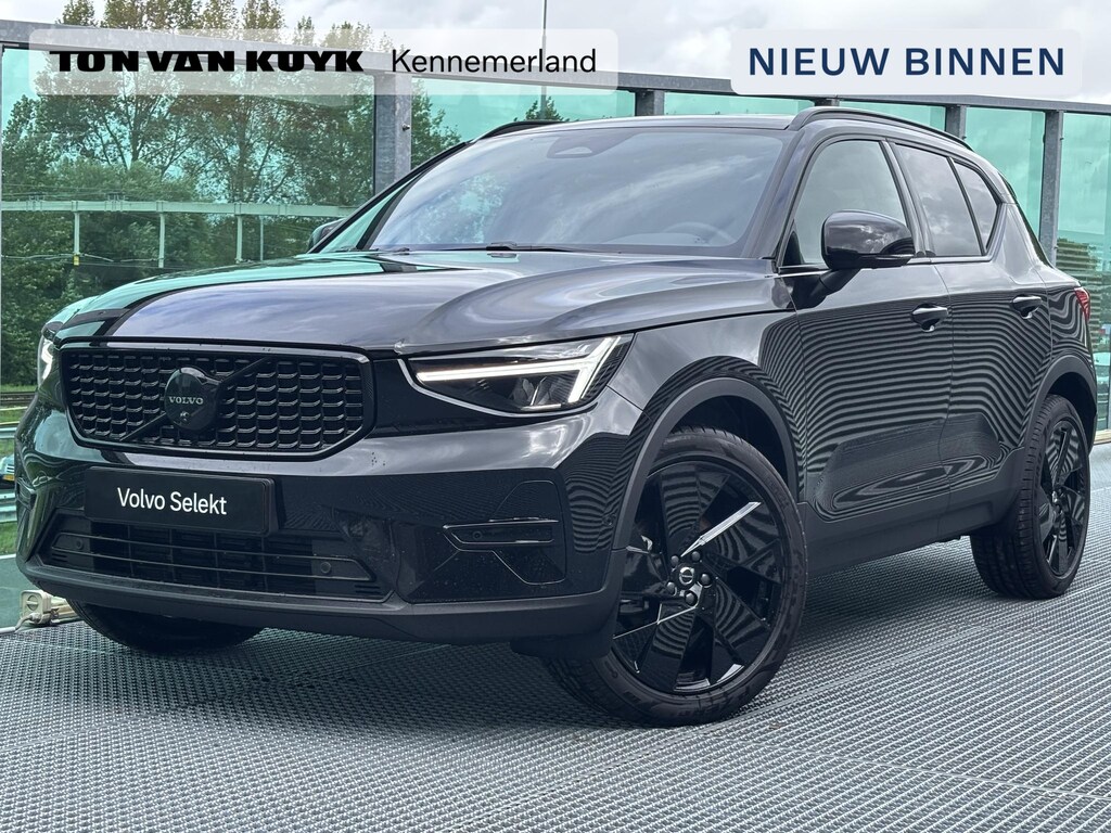 Volvo XC40 2.0 B4 Plus Black Edition Mild hybrid, Automaat, Panoramadak, Trekhaak semi elektrisch wegklapbaar, Harman Kardon audio, 360 graden parkeercamera, Extra getint glas vanaf B-stijl