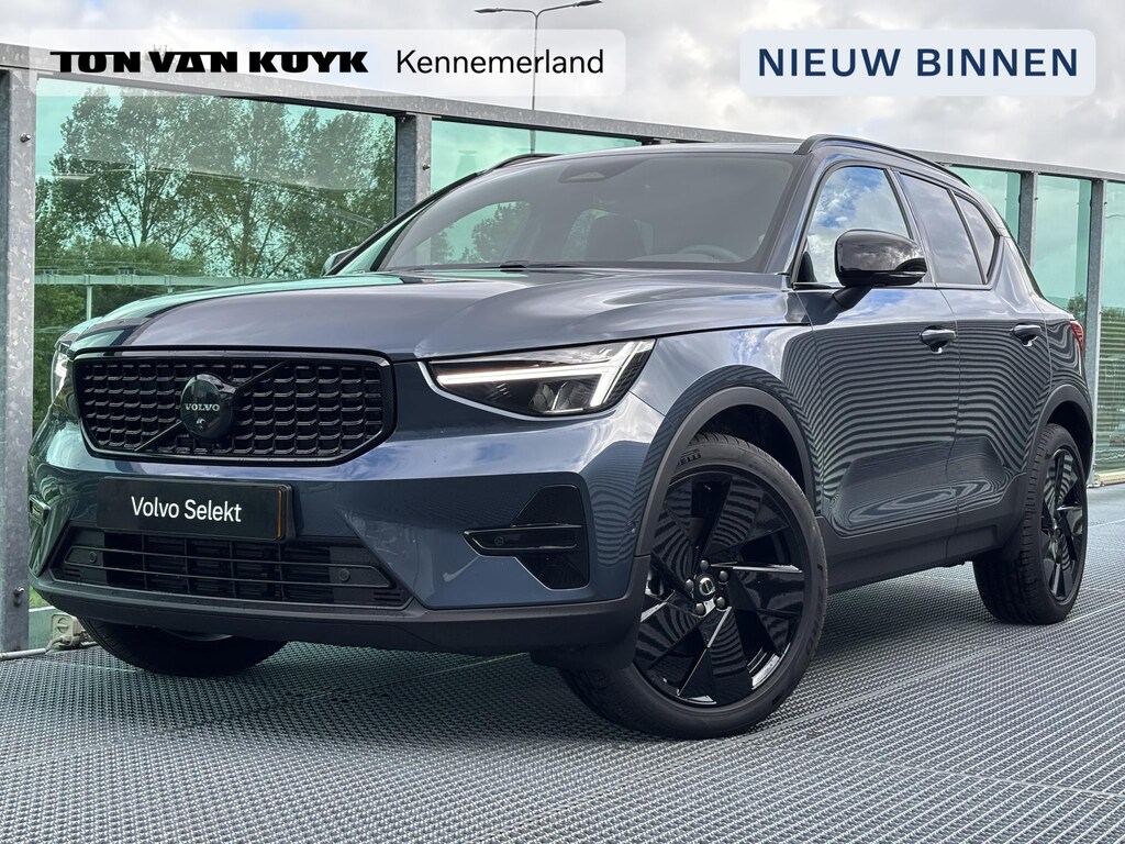 Volvo XC40 2.0 B4 Plus Black Edition Mild hybrid, Automaat, Panoramadak, 20 inch wielen, Trekhaak semi elektrisch wegklapbaar, Extra getinte ramen vanaf B-stijl, Harman Kardon audio, 360 graden parkeercamera