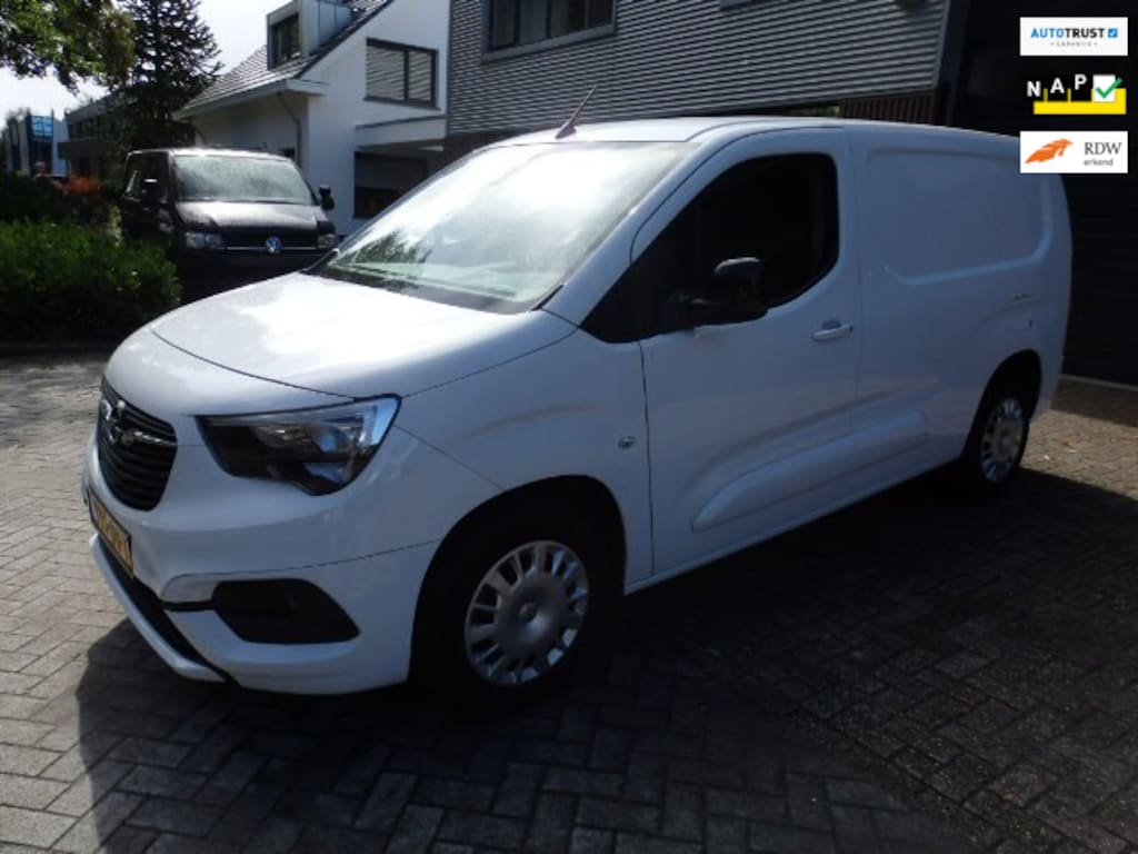 Opel Combo 1.5 BlueHDi AUTOMAAT L2H1 130 PK AIRCO CRUISE PDC CARPLAY