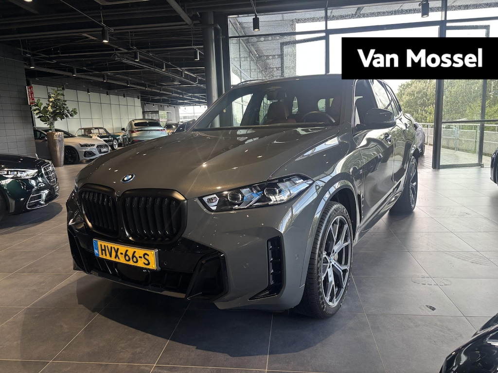 BMW X5 xDrive50e | DRAVITGRAU | ACHTERAS BESTURING | PANORAMADAK | TREKHAAK | SOFTCLOSE | STOELVENTILATIE | STOELVERWARMING | HARMAN KARDON | INTEGRAL ACTIVE STEERING | STOELMASSAGE | MEMORY | NL AUTO |