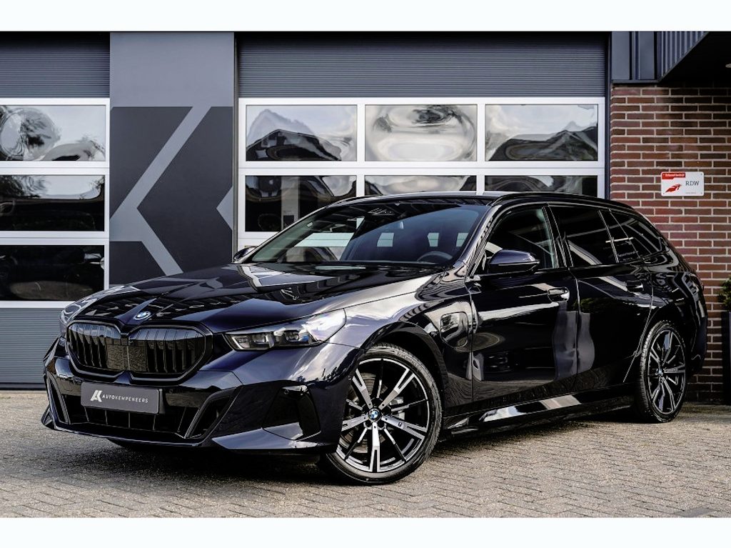 BMW 5-Serie 530 530e xDrive Touring M Sport | Bowers & Wilkins | Driving Ass. + | Head-Up | 360 Camera | Trekhaak | Stoelverw. |