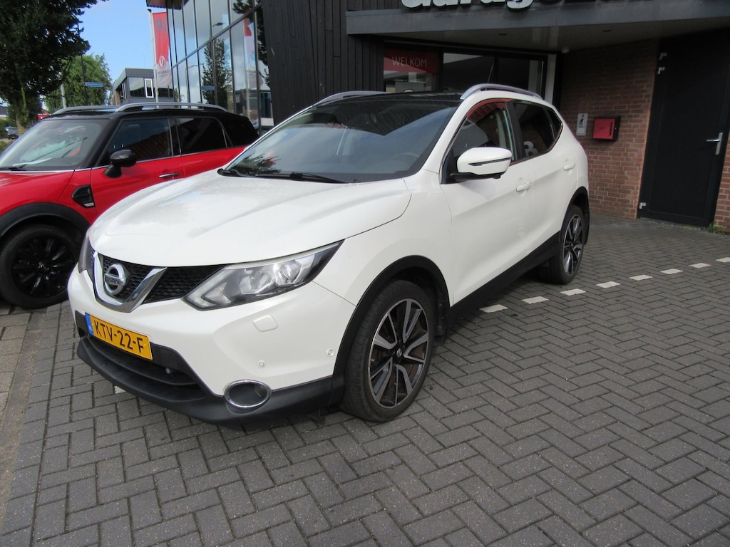Nissan Qashqai 1.2 Connect Edition met panodak en trekhaak