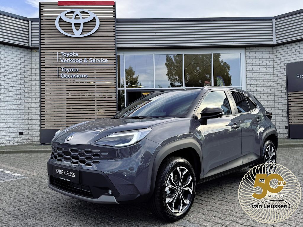 Toyota Yaris Cross HYBRID 130 FIRST EDITION NIEUW MODEL 2026! DIRECT LEVERBAAR!! STOEL/STUURVER LED 17'' LM-VELGEN KEYLESS BLIND SPOT APPLE/ANDROID