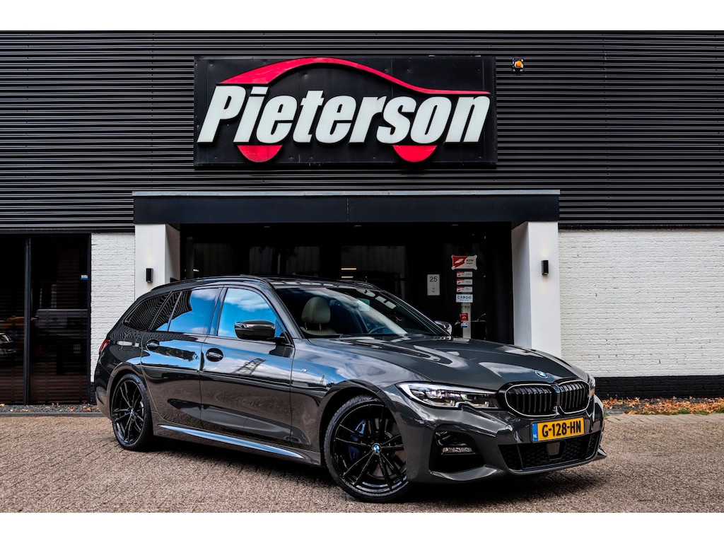 BMW 3-Serie Touring 330i M-Pakket NAP PANO HUD ACC TREKH
