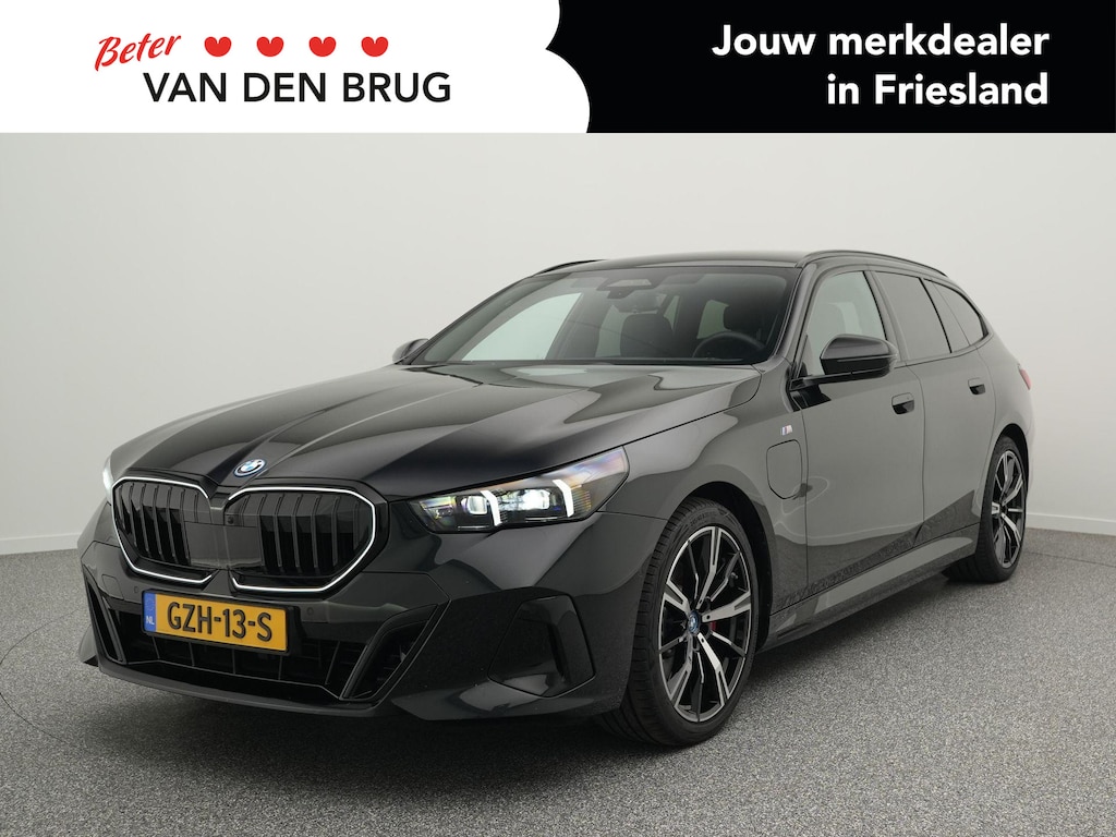 BMW 5-Serie Touring 530e 300 PK | Leder | Harman/ Kardon | M-Sportpakket | Wegklapbare Trekhaak | 360 Camera | Side Assist | Head-Up Display | Stoelverwarming & Verkoeling |