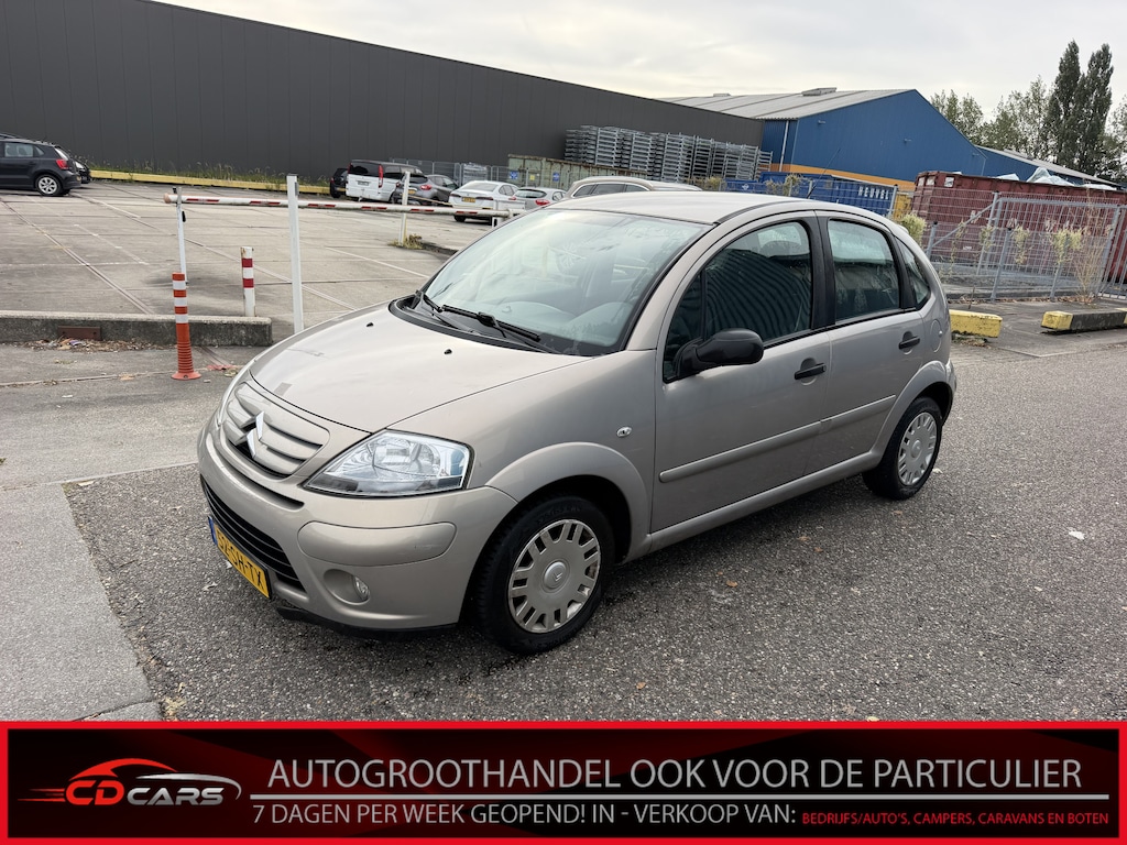 Citroën C3 1.4i Sky Radio Inruilauto’s tegen vaste prijzen. Voor meer info: 0638140850 Bij de verkoop van gebruikte voertuigen door CD-Cars wordt geen standaard garantie verstrekt. De koper aanvaardt het voertuig in de staat waarin het zich bevindt op het moment van aankoop