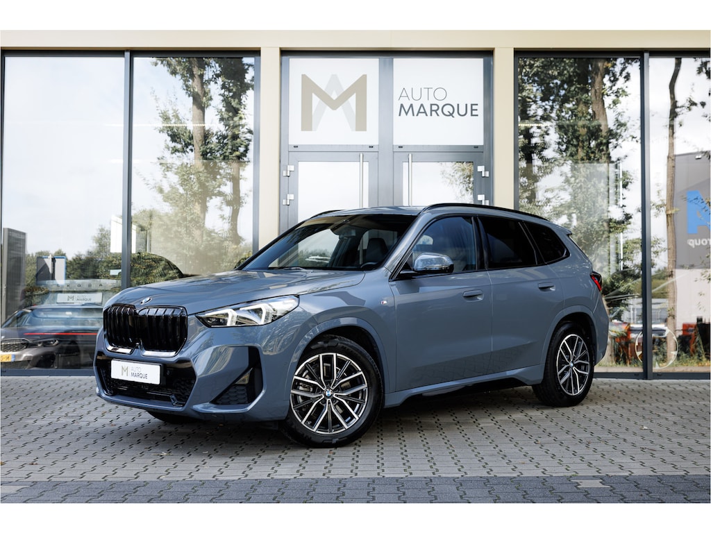 BMW X1 sDrive20i Aut. 157PK | M Sportpakket | Innovation Pack | Trekhaak | 18" LM Velgen | Adaptief LED | Head-Up Display | 360 Graden Camera |  Stoelverwarming | Comfort Access |