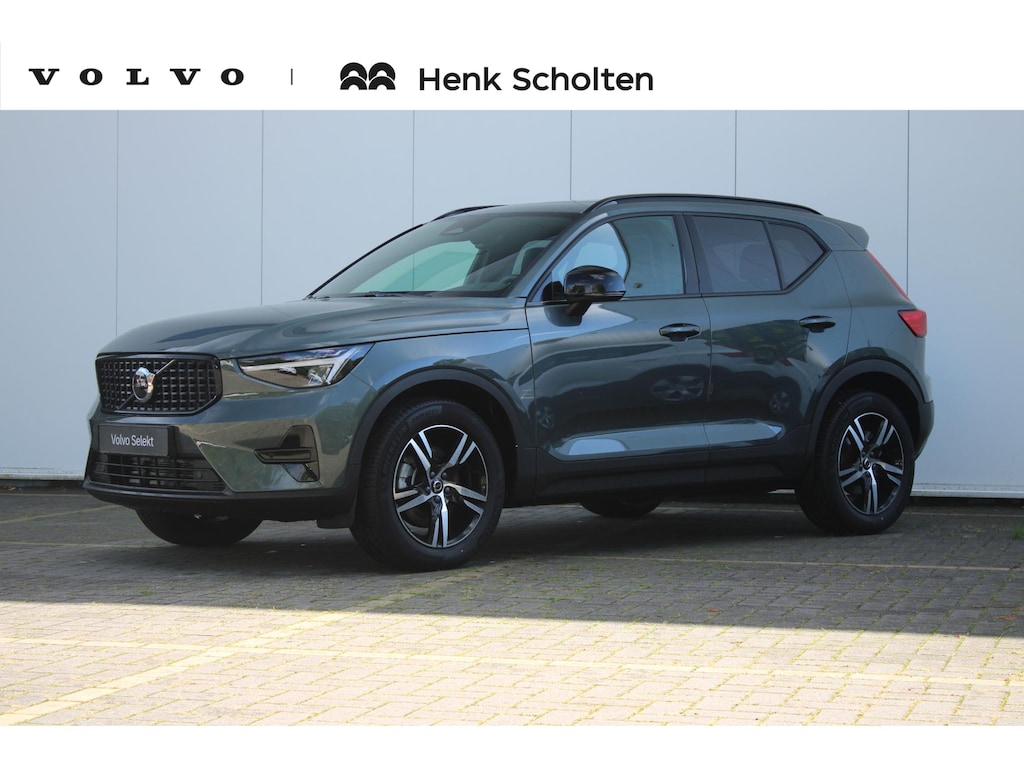 Volvo XC40 B4 Plus Dark | Adaptive Cruise & Pilot Assist | Panoramadak | Trekhaak | Park Assist & Camera Achter | Verwarmbare voorstoelen en stuurwiel | Premium audio by Harman Kardon | Apple carplay/Android auto | Keyless
