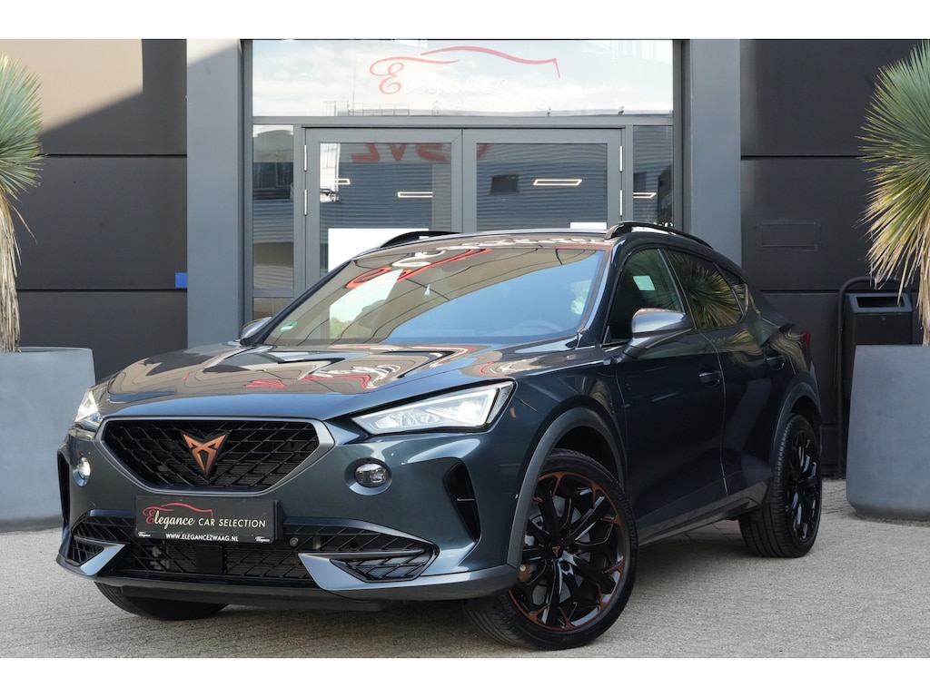 CUPRA Formentor 2.0 TSI 4DRIVE VZ | 394pk | Carplay | Stoelverwarming | Camera | Leder Deze CUPRA Formentor is niet zomaar een sportieve SUV. Met zijn krachtige 2.0 TSI benzinemotor, 394 PK, 4Drive vierwielaandrijving en 7-traps automatische transmissie combineert hij indrukwek