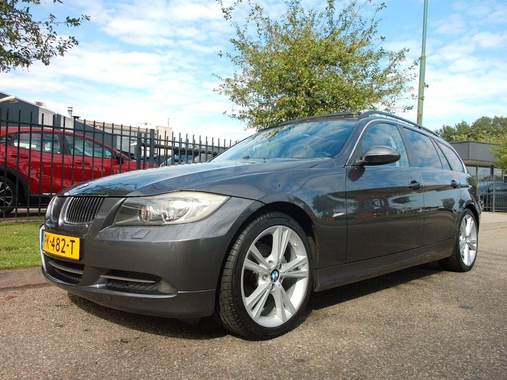 BMW 3-Serie (E90) 325i TOURING 160KW AUT High Exe Leder Sportst Clima P-dak T.haak Apple Car PlayMooi