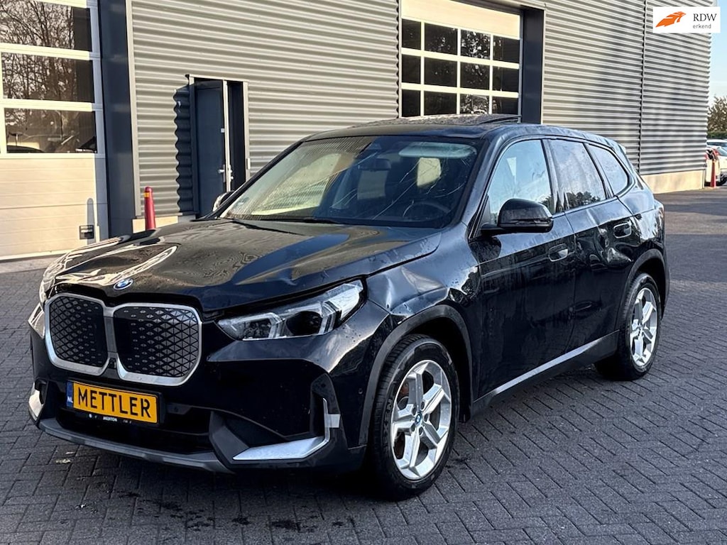BMW iX1 XDrive30 67 kWh, harman kadon, panoramadak