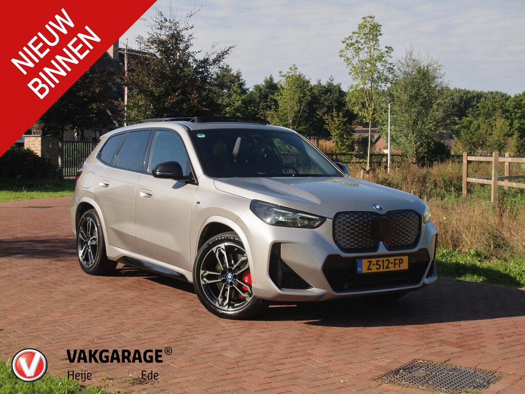 BMW iX1 xDrive30 67 kWh Panoramadak | Camera | Sfeerverlichting | Apple Carplay | Sportstoelen | NL-Auto |