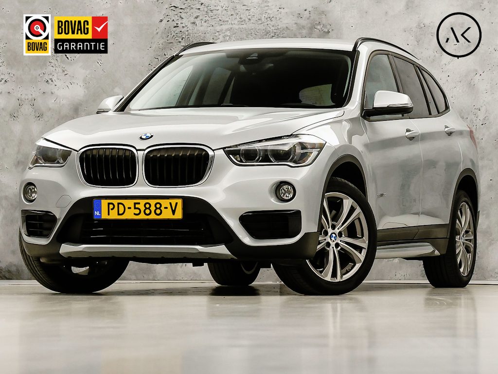 BMW X1 sDrive20i Sport 192Pk Automaat (NAVIGATIE, CLIMATE, TREKHAAK, SPORTSTOELEN, GETINT GLAS, PARKEERSENSOREN, NIEUWSTAAT)