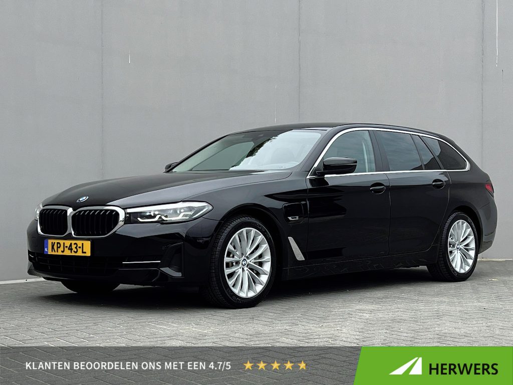 BMW 5-Serie Touring 530e Business Edition Plus / Dealer Onderhouden / Head- Up Display / Stoelverwarming / Achteruitrijcamera / 1.700 kg trekgewicht / Navigatie / Apple Carplay & Android Auto / Climate Control / 18"LM Velgen /