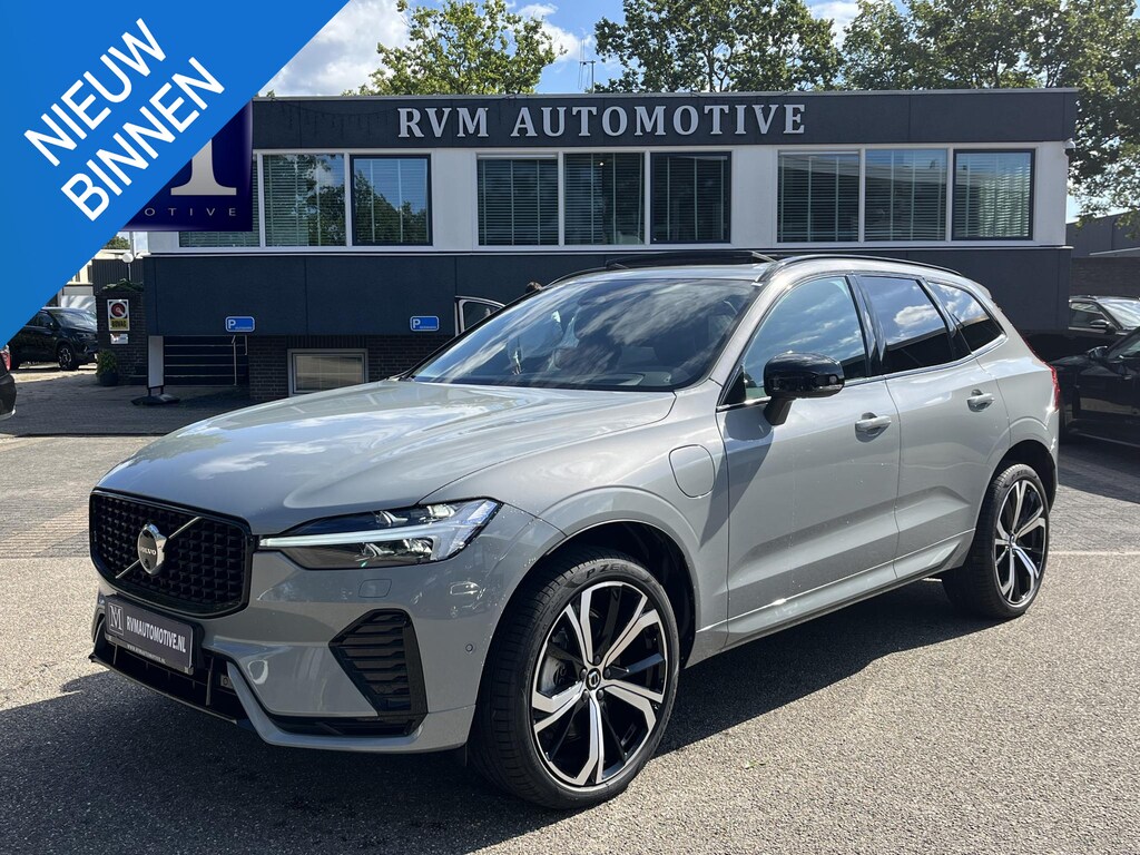 Volvo XC60 2.0 T8 Plug-in hybrid AWD Plus Dark VAN: 54.900,- VOOR: 51.440,- UW HERFSTVOORDEEL: 3.460,-| RECENT ONDERHOUD GEHAD| PANO| HUD| 360 CAMERA| ELEK. STOELEN + MEMORY| UNIEKE KLEUR!| HARMAN KARDON| VAPOUR GREY
