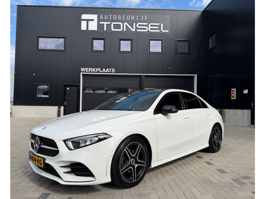 Mercedes-Benz A-klasse 200 AMG Night / Panorama / Trekhaak / Wide-Screen / Alcantara / 18" Inch LMV