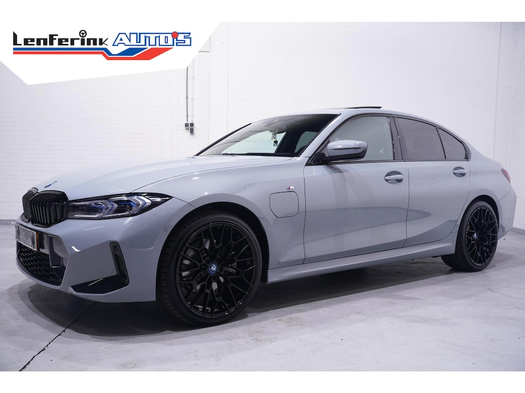 BMW 3-Serie 330e M Sport SOH 96% Head up Schuifdak Camera Memory Shadowline 20 Inch Apple Carplay Travelpakket