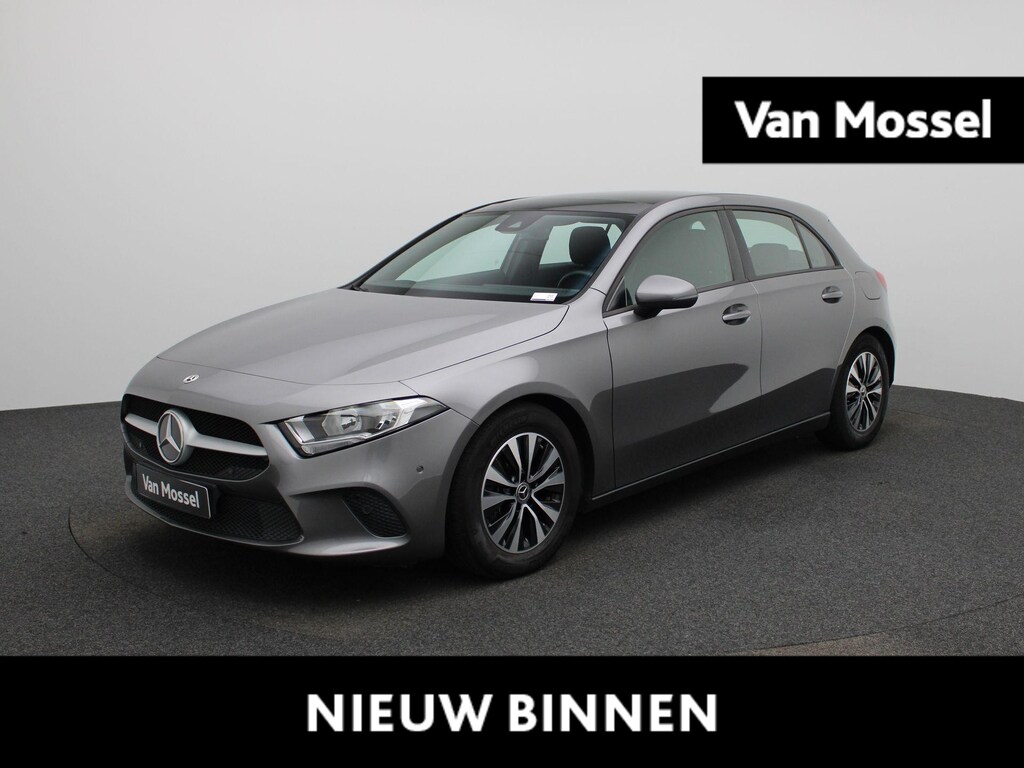 Mercedes-Benz A-klasse 180 | Panoramadak | Achteruitrijcamera | Stoelverwarming | Parkeersensoren |