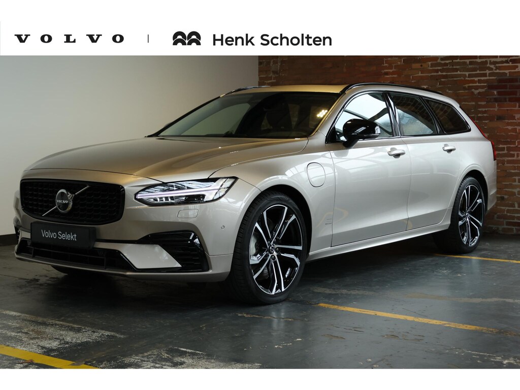 Volvo V90 T8 Plug-in hybrid AWD Ultra Dark | 100% SOH | Luchtvering | Panoramadak | Semi-Elektrische inklapbare Trekhaak | Verwarmbare voorstoelen met massagefunctie | Premium audio by Bowers & Wilkins | Head-up display | 360° Parkeercamera | Parkeersensoren voor + achter |