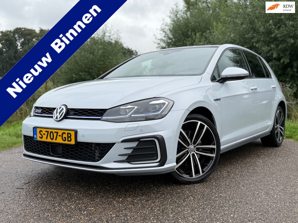 Volkswagen Golf 1.4 TSI PHEV GTE / SoH 87.95% / Automaat / Panorama dak / Camera / Stoelverwarming / ACC / Climate Control