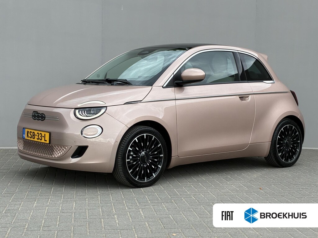Fiat 500e La Prima 42 kWh / SOH 94% / Apple Carplay/Android Auto / Achteruitrijcamera / Adaptieve Cruise Control / Lichtmetalen Velgen 17" / Navigatie / 3-fase / Snelladen /