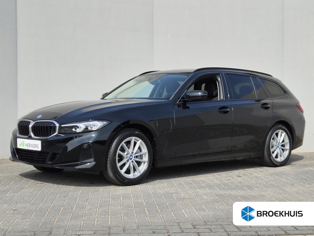 BMW 3-Serie Touring 330e / SOH 95% / Dealer onderhouden / 1.500 kg Elektr. trekhaak / EAER 60 km / Apple Carplay Android Auto / Elektrische achterklep / Cruise control / Keyless start / Climate control / Navigatie / Parkeersensoren voor en achter /