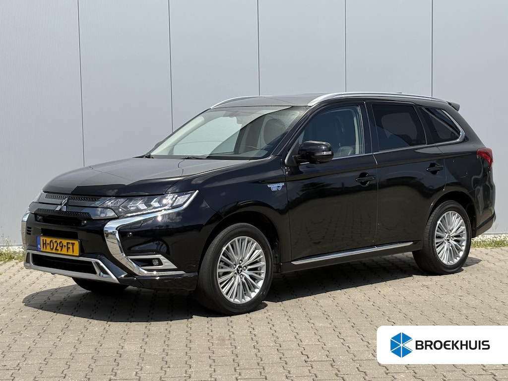 Mitsubishi Outlander 2.4 PHEV Intense+ / Stoel/Stuurverwarming / Climate control / Glazen schuif-/kanteldak / Trekhaak geremd trekgewicht 1500 kg / Navigatie / Bluetooth /