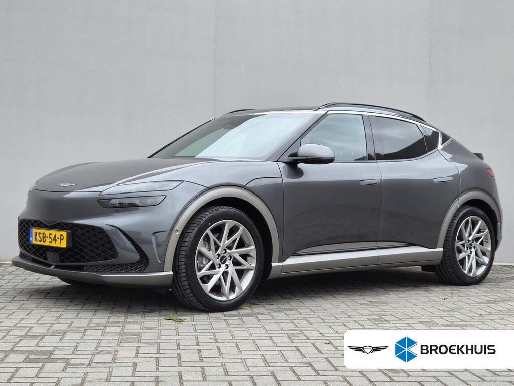 Genesis GV60 Long Range Sport 74 kWh AWD / SOH 98% / Fabrieksgarantie tot 05-2027 / Dealer onderhouden / Trekhaak afneembaar / CCS snelladen / Trekgewicht 1600 kg / Head Up Display  / Panoramadak / Warmtepomp / Stuur- & Stoelverwarming / Rondomzicht camera / Stoelventilatie / Elektrische achterklep /
