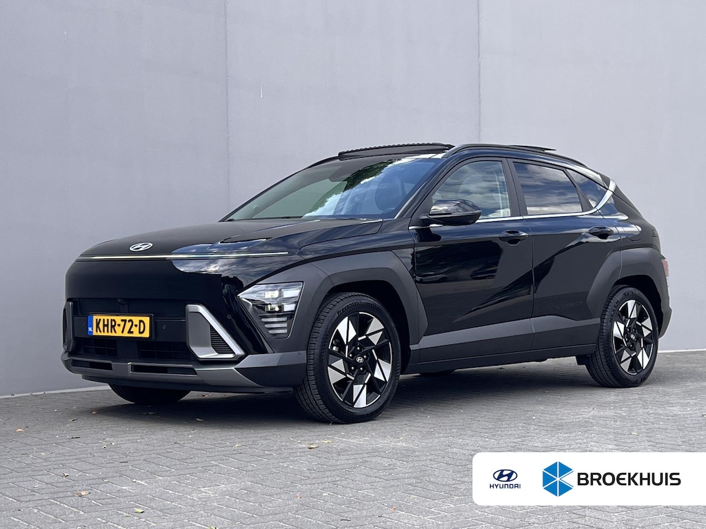 Hyundai Kona 1.6 GDI HEV Premium Sky / Fabrieksgarantie tot 10-2028 / Schuifdak / Leder / Camera 360° / Elektr. stoelen en klep / Stoelventilatie / Stuur-, stoel- en achterbankverwarming / Navi / Apple Carplay Android / 18" LM wielen / | 1.300 kg trekgewicht | 18-inch lichtmetalen velgen met 215/55 R18-banden | Abyss Black Pearl