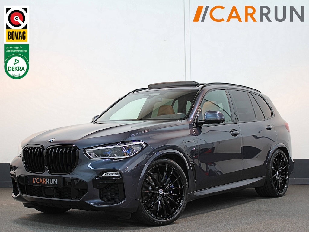 BMW X5 45e M-Performance Seats | 360 View | Panorama | ACC | Kristal pook | Head-Up | Laser-LED | Memory | Harman-Kardon | Keyless-Go | Trekhaak | Drive Assist Pro. | Leder | 4-Zone Clima | Standkachel | Rijklaarprijs & Bovag garantie | Carplay | Draadloos Laden | DAB | Sfeerverlichting |