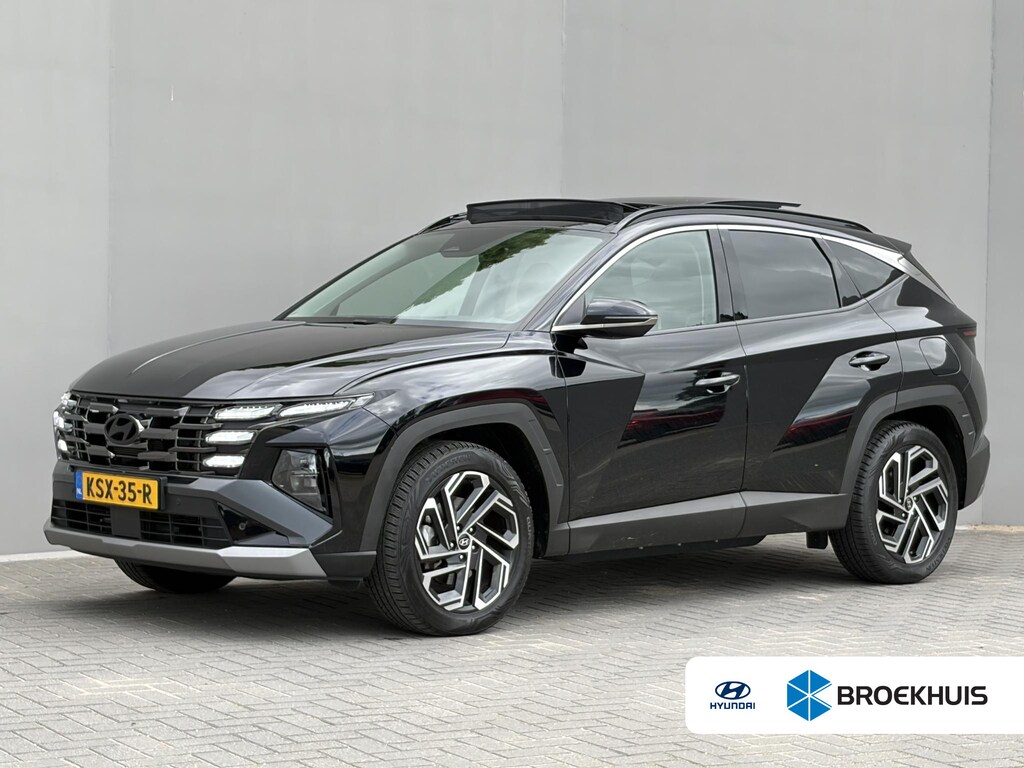 Hyundai Tucson 1.6 T-GDI PHEV Premium Sky 4WD /Accu SoH 100 % / Fabrieksgarantie tot 10-2029 / Panorama schuifdak / Dealer Onderhouden / HUD / Apple Carplay Android Auto / Camera / Elektr. stoelen & klep / Stoelventilatie / Stuur-, stoel- en achterbankverwarming / Stoelverkoeling / 19" LM wielen & All Season banden /