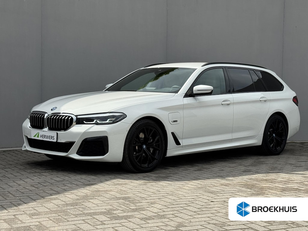 BMW 5-Serie Touring 530e High Executive INDIVIDUAL / Dealer Onderhouden / Harman Kardon / 1.700 kg Trekgewicht / Elektrische Verstelbare Stoelen / Stoelverwarming / Parkeersensoren Voor en Achter / Elek. Achterklep / Navigatie /