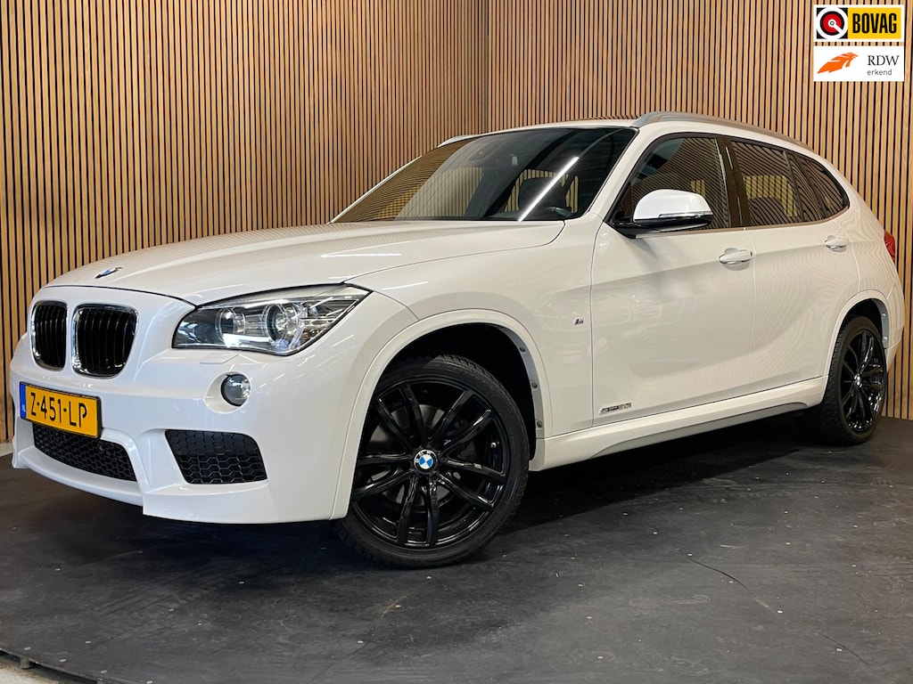 BMW X1 SDrive20i|M-PAKKET|BLACK&WHITE|AUTOMAAT|PANORAMADAK|SPORT VOLLEDER|STOELVERWARMING-V|NAVIGATIE|CLIMATE+CRUISE CONTROL|PDC-A