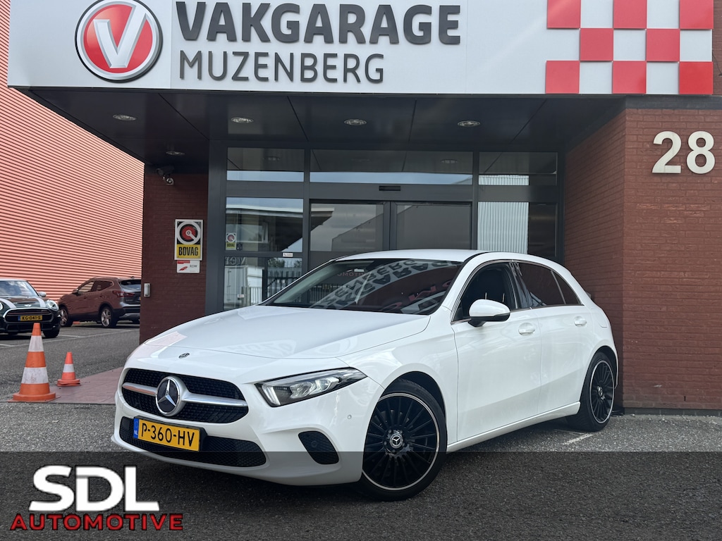 Mercedes-Benz A-klasse 200 Premium // FULL LED // MEMORY SEAT + STOELVERWARMING // PDC V+A // SFEERVERLICHTING // NAVI // CLIMA