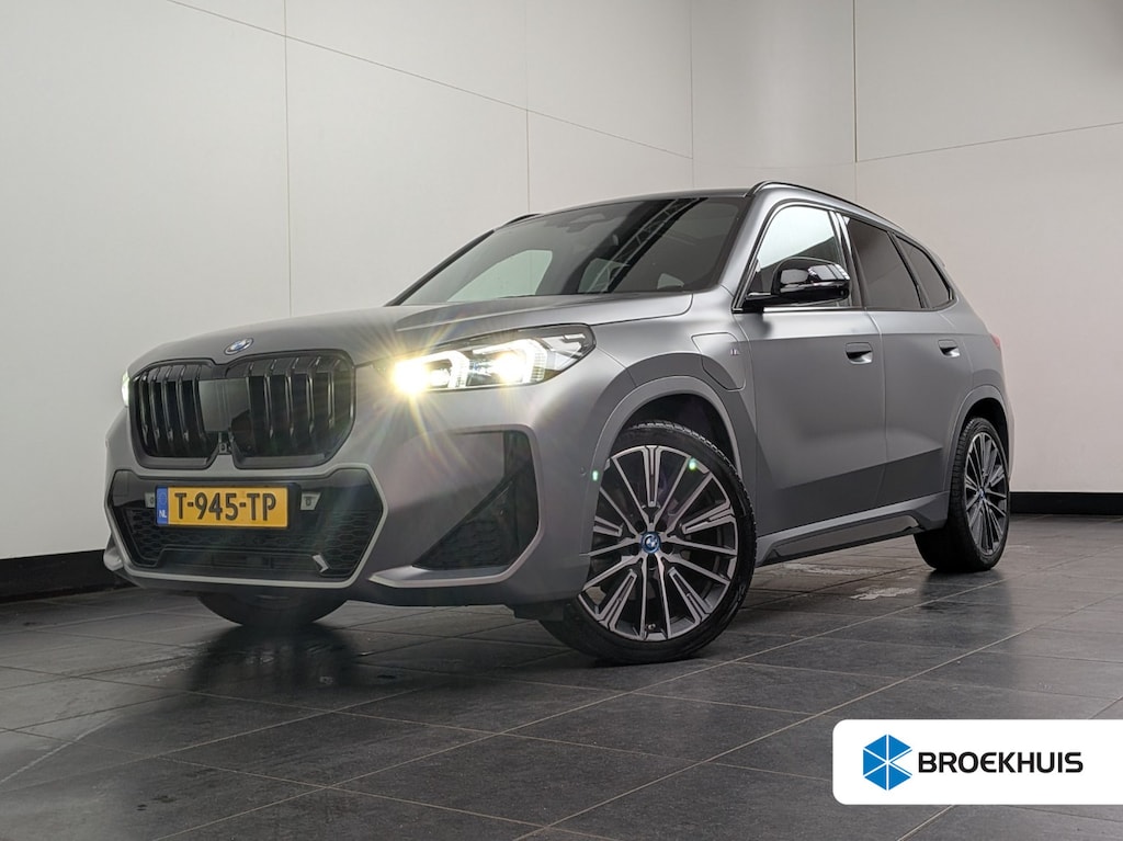 BMW X1 xDrive30e M-Sport | 1e Eigenaar! | Open Dak | Trekhaak | Sfeerverlichting | harman/Kardon | LED | Memory | HUD | 360 Camera | Cruise | 20 '' Lichtmetalen Velgen