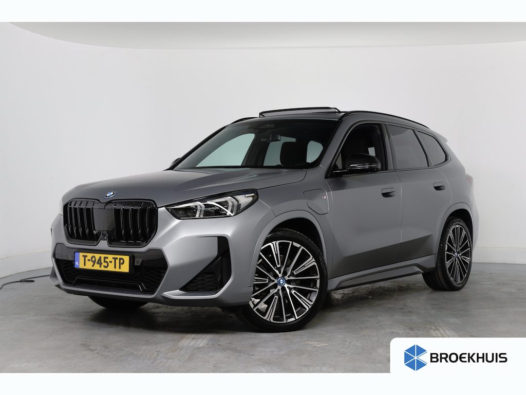 BMW X1 xDrive30e M-Sport | 1e Eigenaar! | SOH 95% | Open Dak | Trekhaak | Sfeerverlichting | harman/Kardon | LED | Memory | HUD | 360 Camera | Cruise | 20 '' Lichtmetalen Velgen